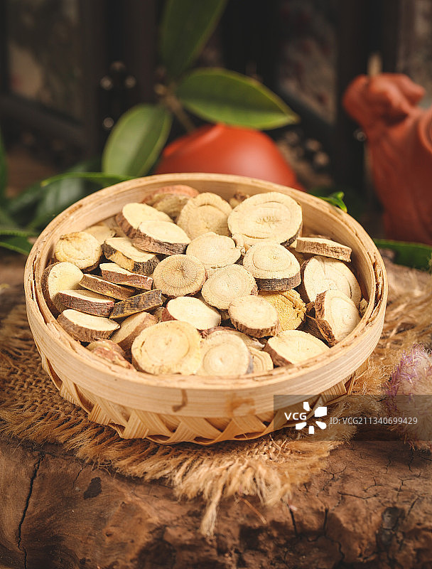 木底上放着甘草片图片素材