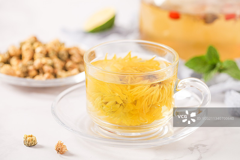 白底上放着一杯金丝皇菊花茶图片素材