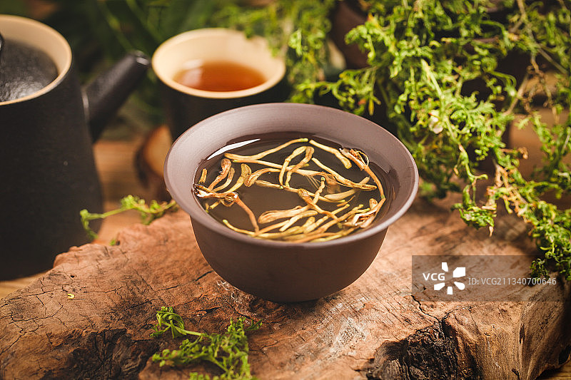 木底上放着一杯金银花茶图片素材