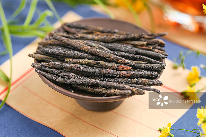 信纸上放着一盘苦丁茶图片素材