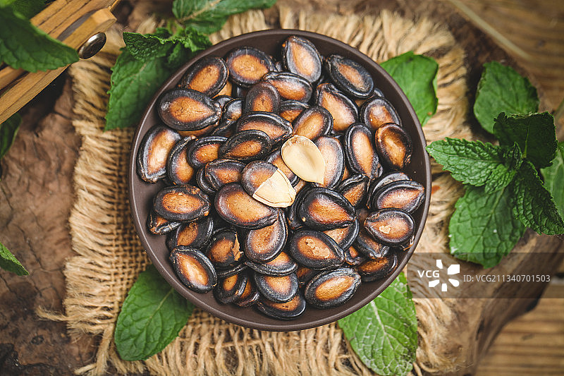 木底上放着一盘西瓜子图片素材