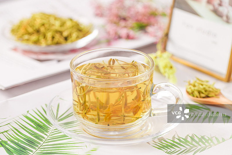 一杯金银花茶图片素材