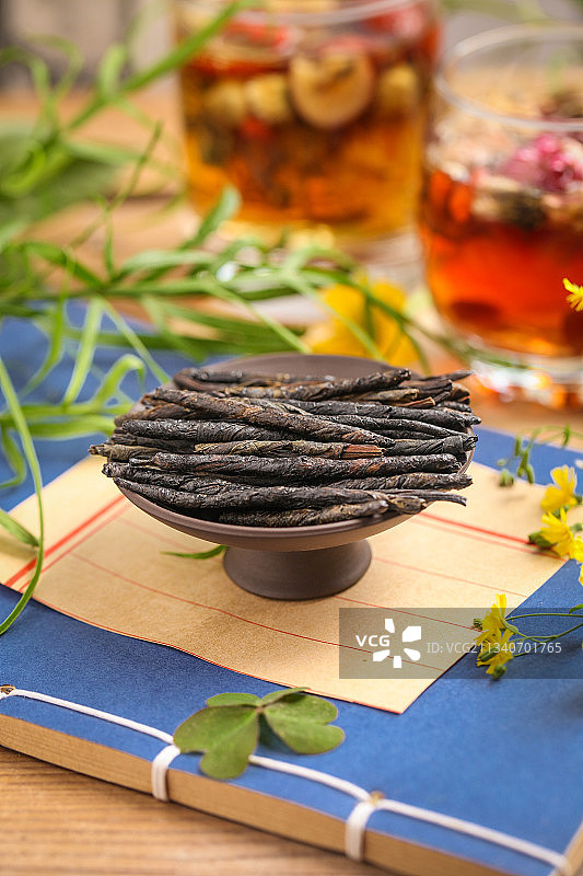 信纸上放着一盘苦丁茶图片素材