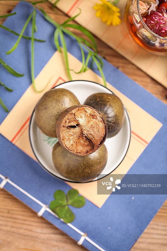 盘子里的罗汉果图片素材