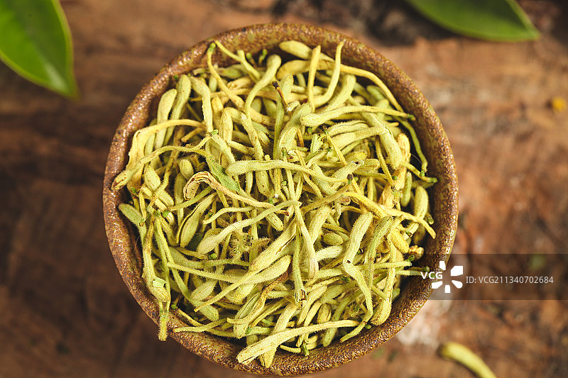 木底上放着金银花茶图片素材