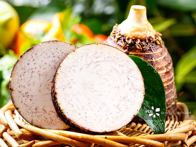 竹篮上放着芋头切面图片素材