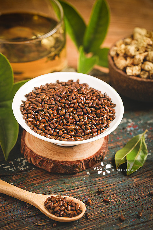 木底上放着决明子图片素材