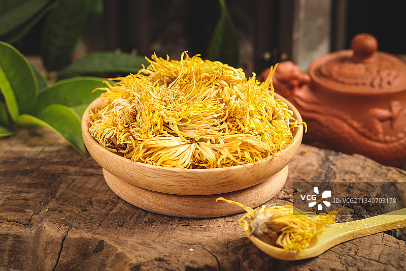 木底上放着金丝皇菊菊花茶图片素材