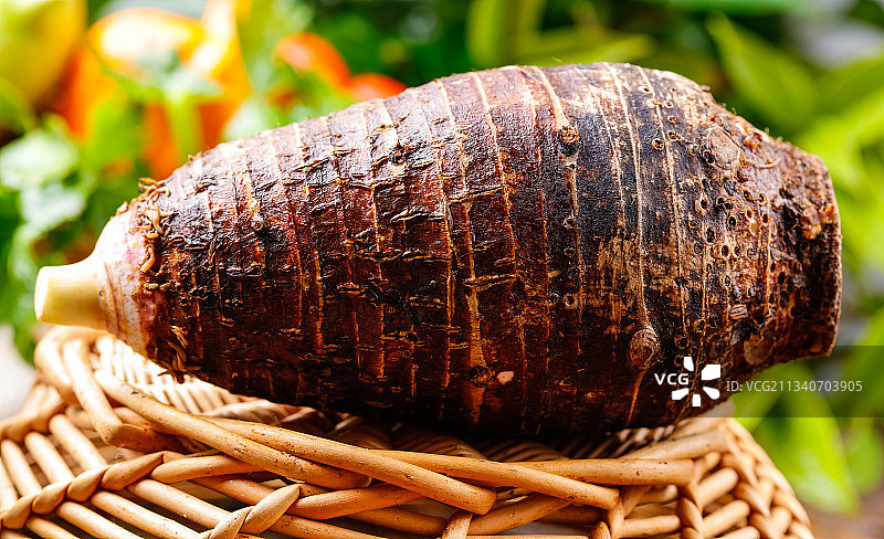 竹篮上放着广西荔浦芋头图片素材