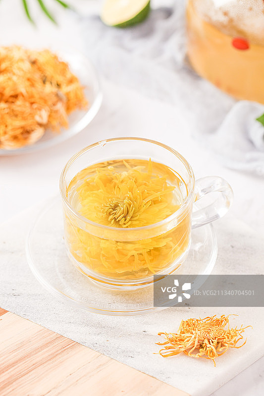 白底上放着一杯金丝皇菊花茶图片素材