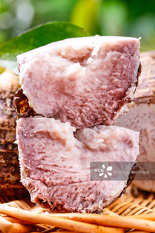 竹篮上放着芋头果肉图片素材