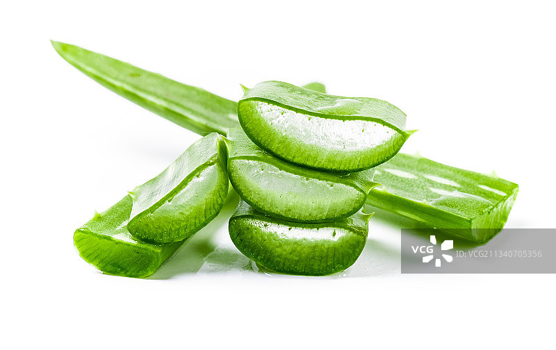 切开的芦荟片放在白底上图片素材