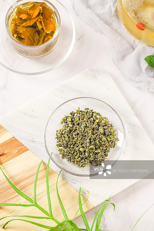 白底上放着一盘铁观音图片素材