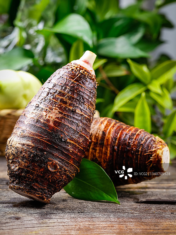 木底上放着广西荔浦芋头图片素材