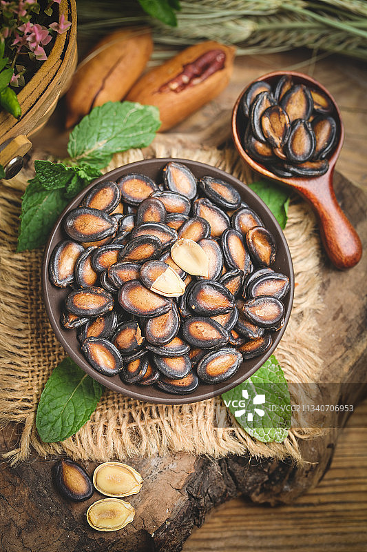 木底上放着一盘西瓜子图片素材