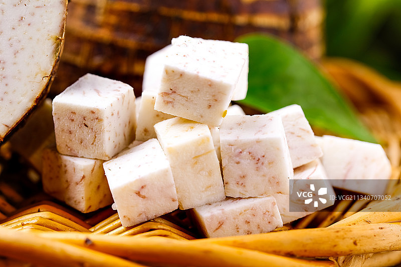 竹篮上的香芋切块图片素材