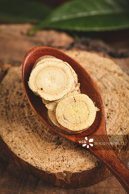 勺子里的甘草片图片素材