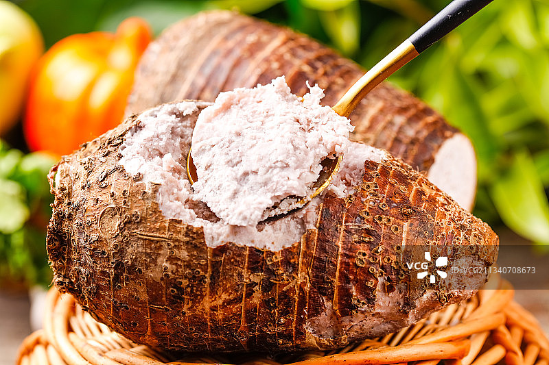 勺子挖起一勺芋头果肉图片素材