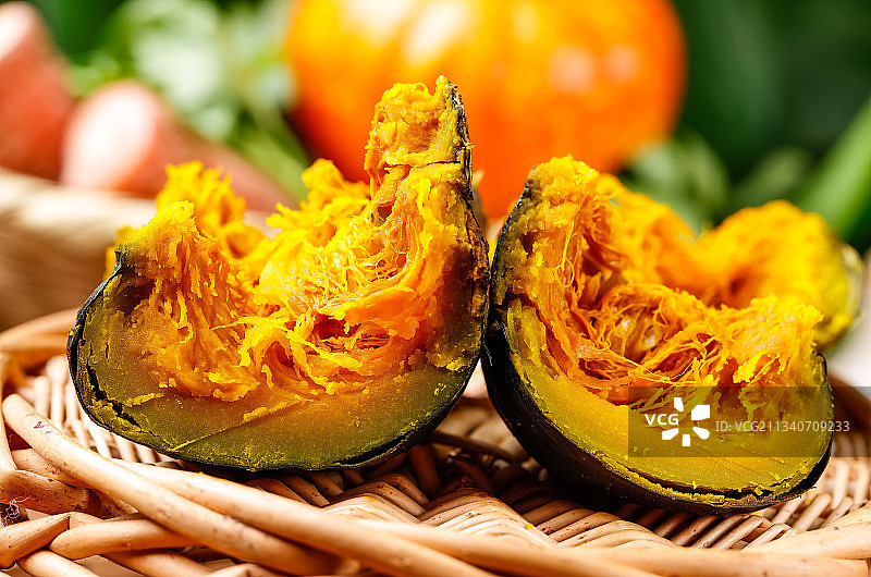 竹篮里的贝贝小南瓜图片素材