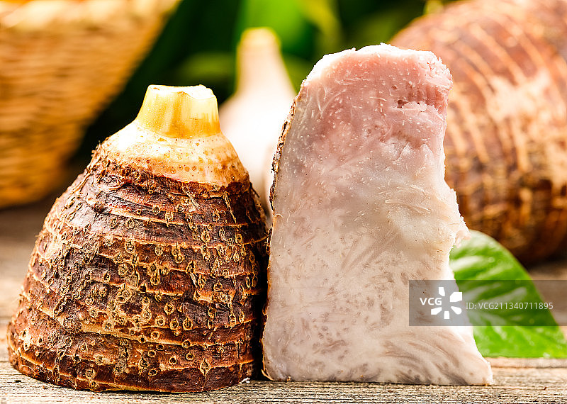 木底上放着芋头图片素材