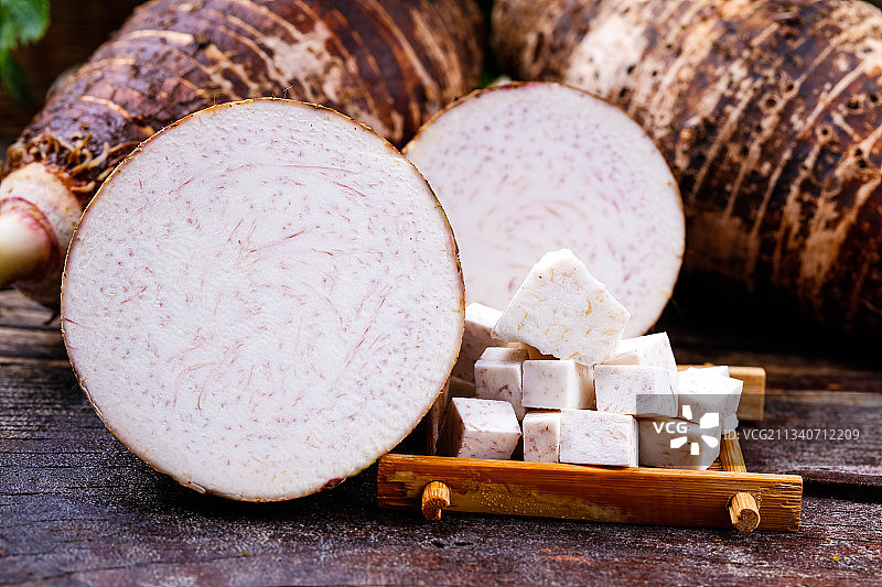 木底上的芋头切面图片素材