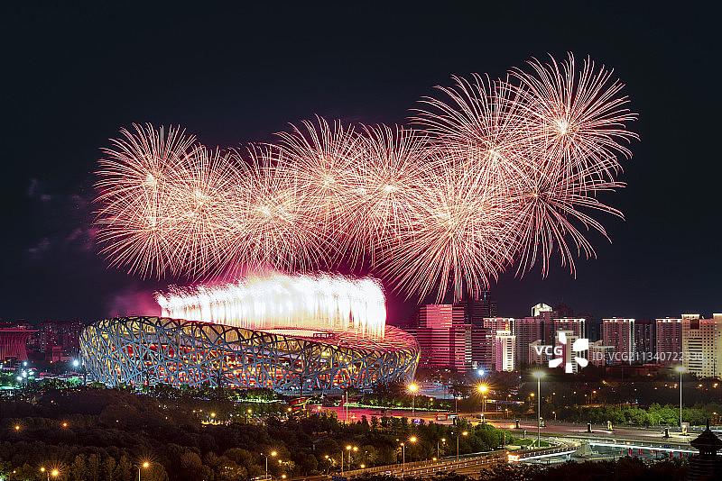 庆祝建党100周年中国首都北京朝阳鸟巢奥林匹克公园烟花表演图片素材