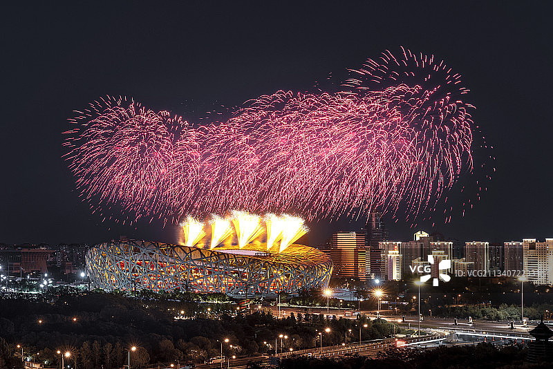 庆祝建党100周年中国首都北京朝阳鸟巢奥林匹克公园烟花表演图片素材