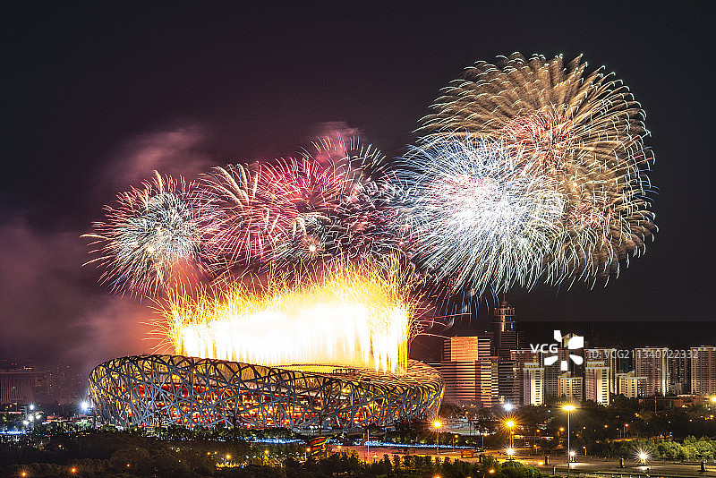 庆祝建党100周年中国首都北京朝阳鸟巢奥林匹克公园烟花表演图片素材