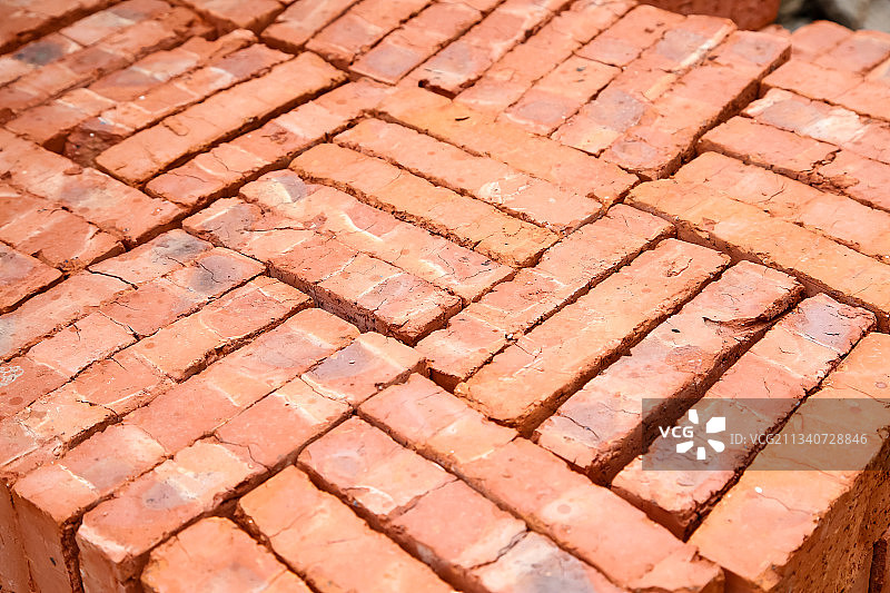 地上堆着红砖图片素材