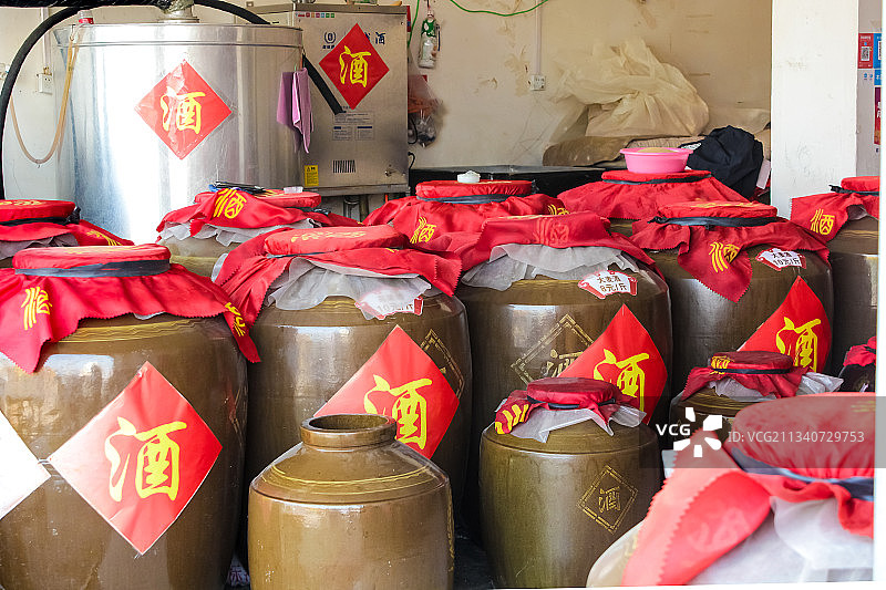 一排酒坛子图片素材