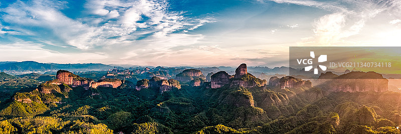 航拍视角下的韶关丹霞山世界地质公园图片素材