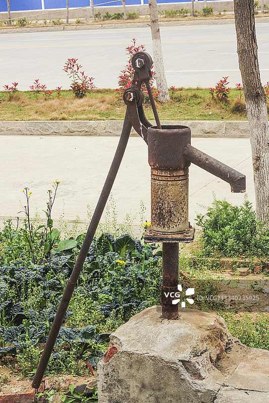 路边的压水井图片素材