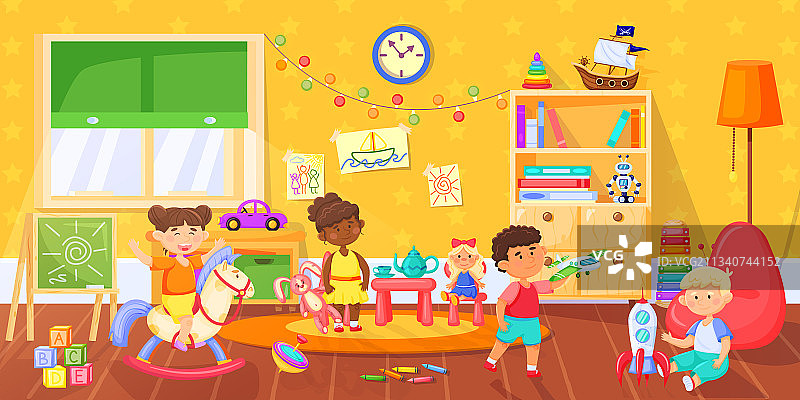 在玩具房里玩玩具的快乐儿童图片素材