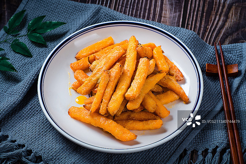 一盘金黄色的炸薯条图片素材