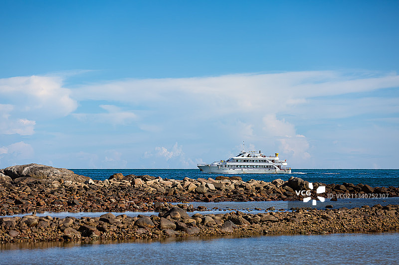 行驾在大海上的游轮图片素材