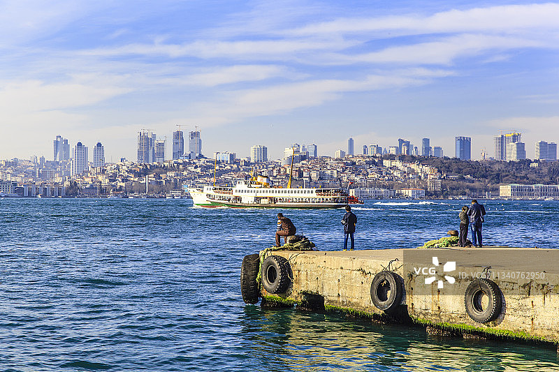 土耳其伊斯坦布尔海峡的当地人生活图片素材