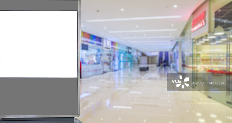白色空白灯箱广告和模糊的商场店铺内景图片素材