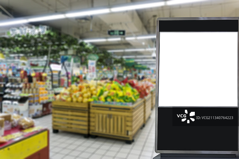 白色空白灯箱广告和模糊的商场内景图片素材