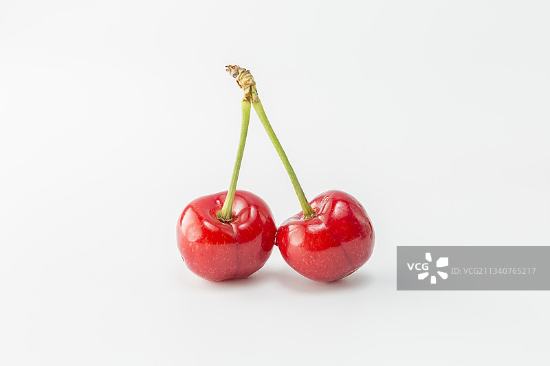 白色背景的有机新鲜樱桃图片素材