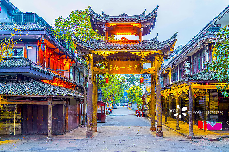 四川成都黄龙溪古镇街道夜景图片素材