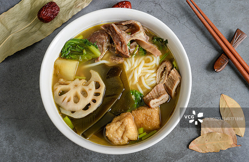 金汤酸辣牛杂粉图片素材