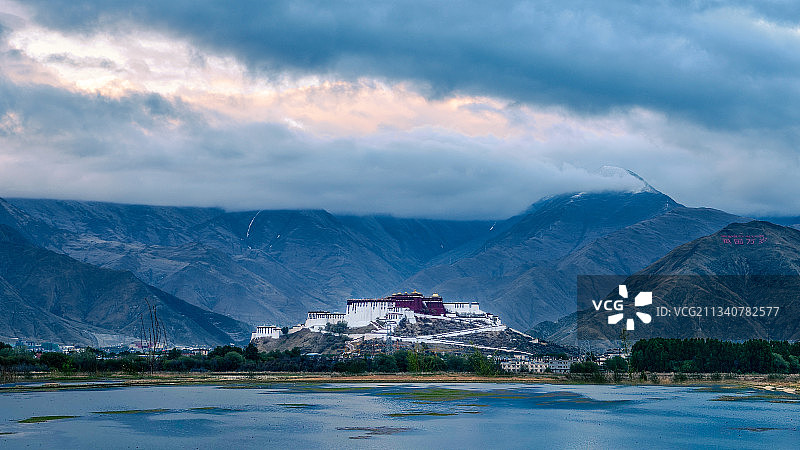 拉鲁湿地与布达拉宫图片素材