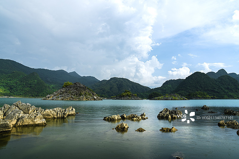 喀斯特地貌中奇石图片素材