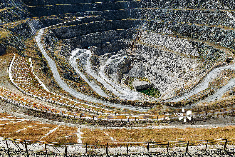 可可托海三号矿坑稀有金属图片素材