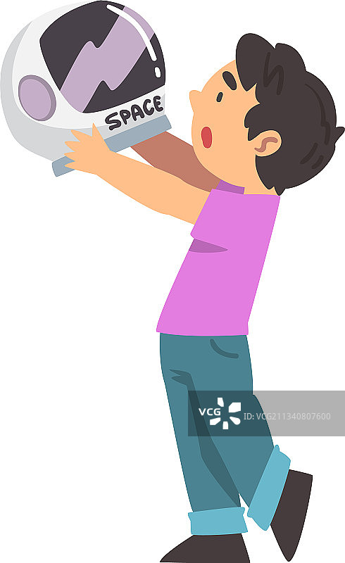 微笑的男孩拿着太空头盔玩耍图片素材