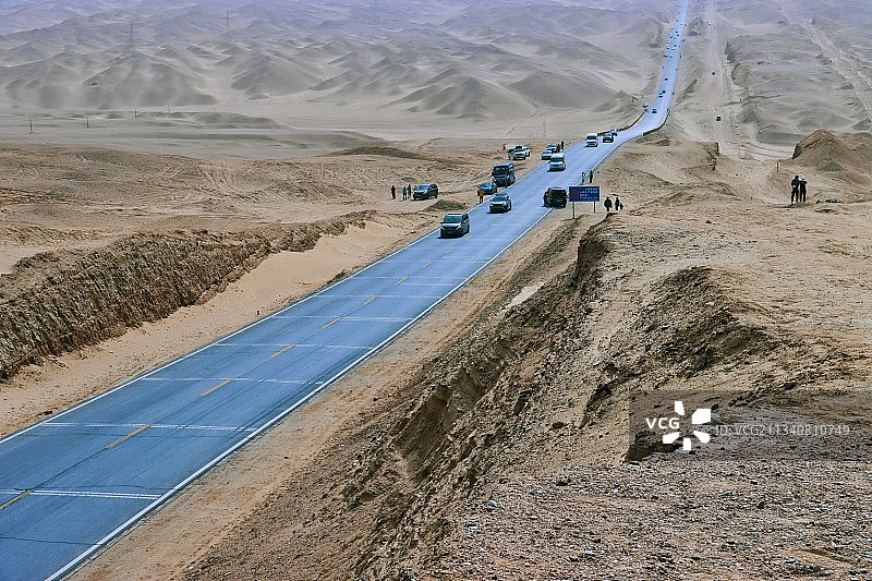 穿越无人区俯拍66号公路打卡网红U型公路图片素材