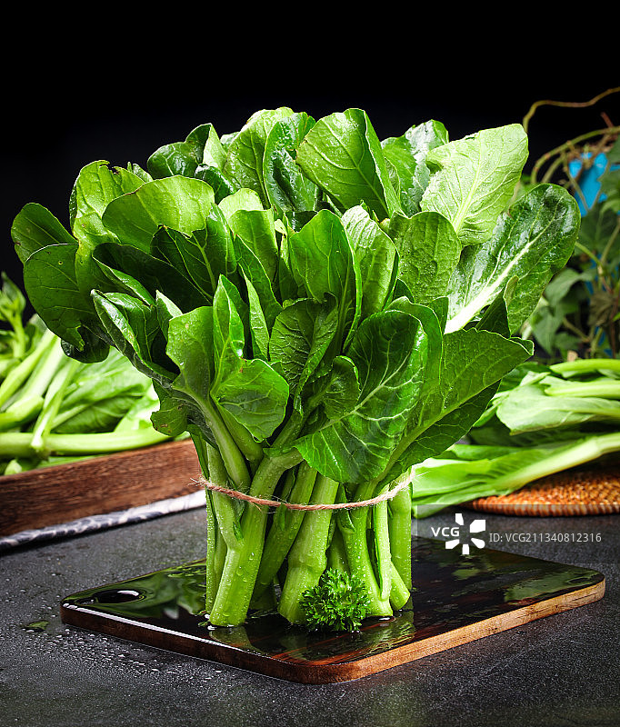 深底上摆放着菜苔图片素材