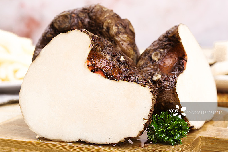 木底上放着魔芋素食图片素材