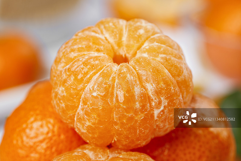 木底上放着剥皮的砂糖橘图片素材
