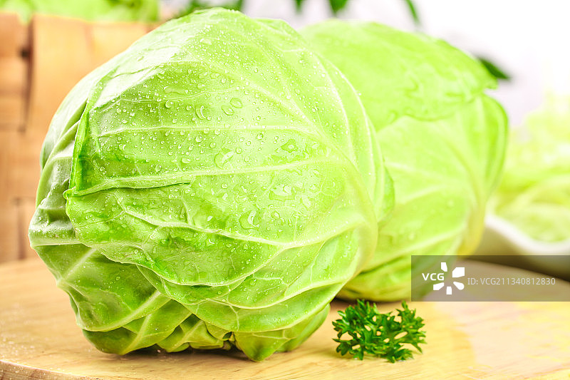 木板上摆放着大头菜图片素材